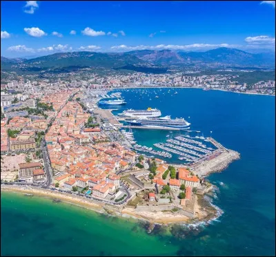 Le nom de cette ville est...