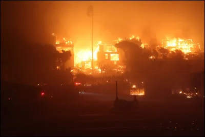 Tu ne passes pas toute l'ann&eacute;e &agrave; la Colonie (ou au Camp Jupiter) et tu es donc chez ton parent mortel, en plein Brooklyn. Soudain, pendant un jour de cours, ton coll&egrave;ge prend feu alors que tu &eacute;tais en plein cours. Que fais-tu ?