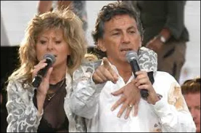 "RegardeLe jour se l&egrave;veDans la tendresseSur la ville..."Qui sont les l'interpr&egrave;tes ?