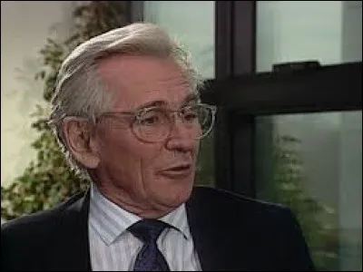 Cet homme politique communiste, qui a &eacute;t&eacute; directeur du journal "L'Humanit&eacute;" de 1974 &agrave; 1994, c'est Roland ...