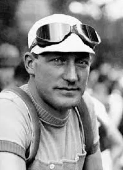 Ce coureur cycliste, double vainqueur du Tour de France, en 1930 et 1932, vainqueur de Paris-Roubaix en 1932, premier sportif fran&ccedil;ais &eacute;lev&eacute; au rang de vedette, c'est Andr&eacute; ...