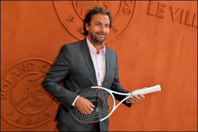 Ce joueur de tennis, vainqueur de la Coupe Davis avec l'&eacute;quipe de France en 1991, finaliste &agrave; Roland Garros en 1988, c'est Henri ...