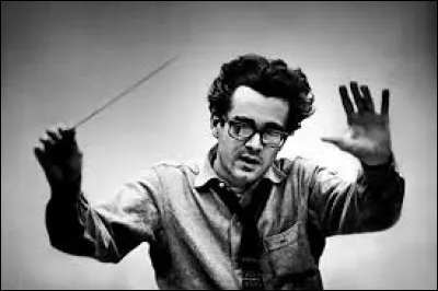 Ce musicien, c&eacute;l&egrave;bre pour ses compositions de musique de films, dont "les Parapluies de Cherbourg" et "Les Demoiselles de Rochefort", c'est Michel ...