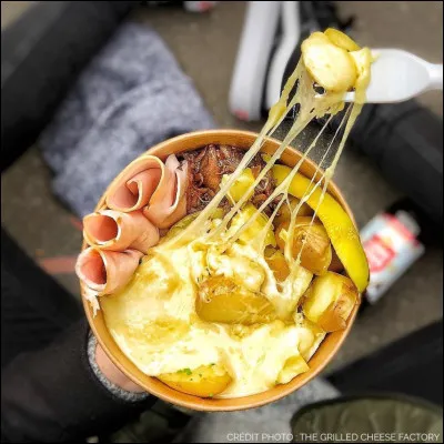 La recette traditionnelle de la raclette se fait occasionnellement et tr&egrave;s localement avec du roquefort.