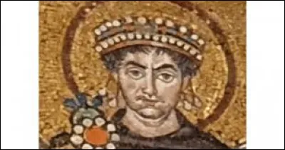 Quel est ce royaume, avec pour capitale Ravenne, qui prend la suite de l'empire romain en Italie ?