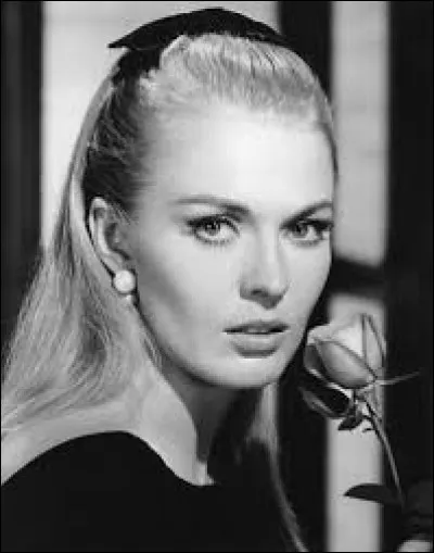 Quel acteur ne joue pas aux c&ocirc;t&eacute;s de l'actrice am&eacute;ricaine Jean Seberg (1938-1979) dans le thriller dramatique ''L'Attentat'' du r&eacute;alisateur Yves Boisset, sorti en 1972 ?