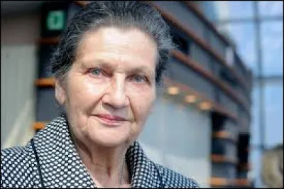 Exhum&eacute;e depuis 2018 du cimeti&egrave;re du Montparnasse pour entrer au Panth&eacute;on, la femme d'&Eacute;tat Simone Veil (1917-2017) est une des figures majeures de la France du XXe si&egrave;cle. En 1975, elle fait adopter la loi d&eacute;p&eacute;nalisant le recours par une femme &agrave; l'interruption volontaire de grossesse, loi qui sera ensuite d&eacute;sign&eacute;e comme la ''loi Veil''. Quel poste minist&eacute;riel occupait-elle ?