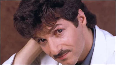 Qui est ce chanteur auteur-compositeur et interpr&egrave;te du titre ''Elle voulait revoir sa Normandie'' ?