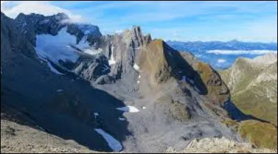 Dans quel pays trouve-t-on un sommet nomm&eacute; "Sex des Branlettes" ?