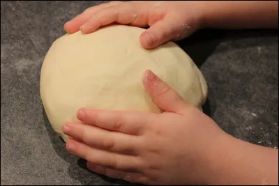 Quel ingr&eacute;dient n'entre pas dans la composition de la p&acirc;te &agrave; sel ?