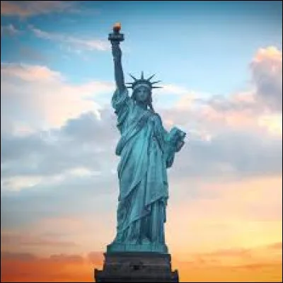 Sans son pi&eacute;destal, combien de m&egrave;tres mesure la Statue de la Libert&eacute; ?
