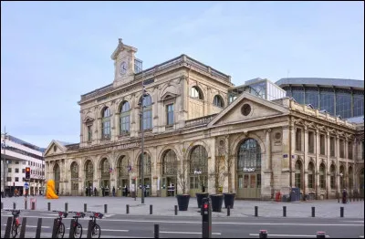 Trouvez la station o&ugrave; se croisent : les 2 lignes de m&eacute;tro, les 2 lignes de tramway, des trains SNCF et SNCB et une douzaine de lignes de bus :