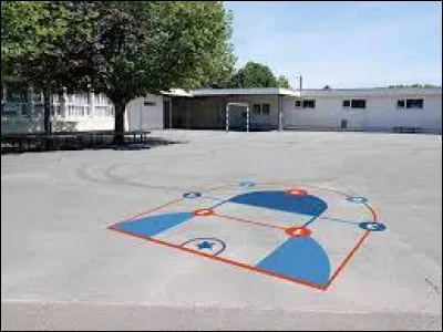 Comment s'appelle ce jeu pratiqu&eacute; par les enfants dans certaines cours de r&eacute;cr&eacute;ation ?