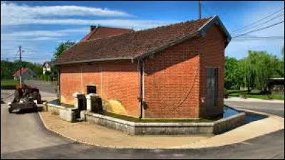 Nous sommes devant le lavoir-abreuvoir, &agrave; Pointvillers. Ancienne commune Doubienne, elle se situe en r&eacute;gion ...