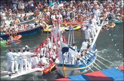 Dans quelle ville de l'H&eacute;raut se d&eacute;roulent ces c&eacute;l&egrave;bres joutes en barques ?