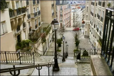 La chanteuse Barbara a son buste sculpt&eacute; sur une place &agrave; Montmartre.