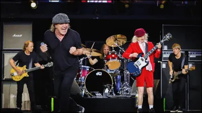Un costume d'&eacute;colier &eacute;tait la tenue de sc&egrave;ne du guitariste du groupe AC/DC Angus Young.