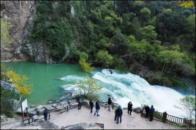 La fontaine de Vaucluse est la source de la Nesque.