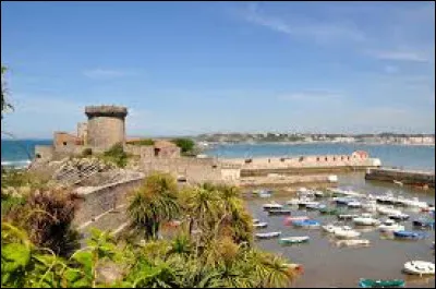 Le fort de Socoa,remani&eacute; par Vauban, prot&egrave;ge la ville de Nice.