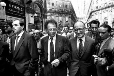 Au d&eacute;but des ann&eacute;es 1990, une op&eacute;ration judiciaire met au jour un syst&egrave;me de corruption et de financement illicite des partis politiques ; des hommes politiques et des hommes d'affaires sont condamn&eacute;s ; la D&eacute;mocratie chr&eacute;tienne qui dominait le paysage politique italien depuis 1946, prise dans la tourmente, se dissout. Comment se nomme cette op&eacute;ration ?