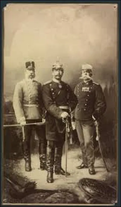 Quel &eacute;v&egrave;nement am&egrave;ne l'Italie &agrave; se rapprocher de l'Allemagne et de l'Autriche pour former, en 1882, la triple alliance ?