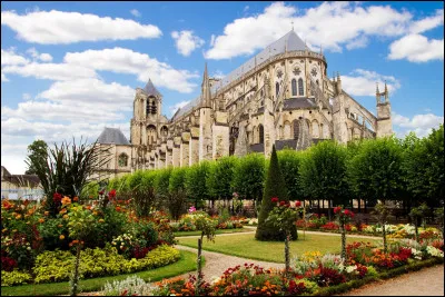 La ville de Bourges est situ&eacute;e dans le d&eacute;partement...