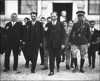 Qui est ce dirigeant au centre sur l'image qui interdit le port du fez dans son pays en 1923 ?