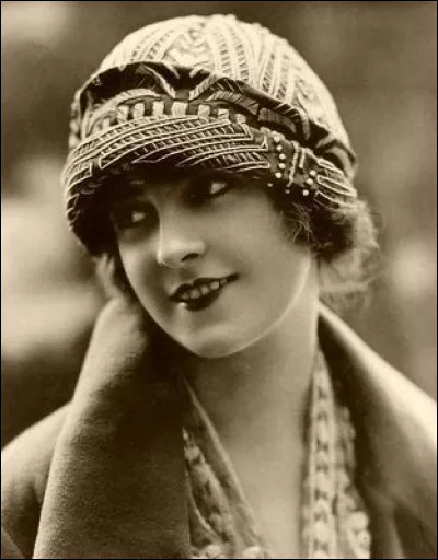 Quel est ce chapeau tr&egrave;s en vogue dans les ann&eacute;es folles ?
