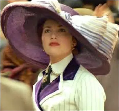 Dans quel film Kate Winslet porte-t-elle cet imposant chapeau violet ?