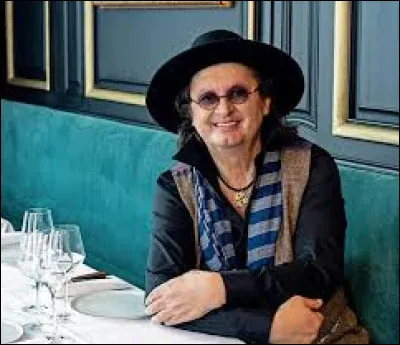 Comment s'appelle ce c&eacute;l&egrave;bre chef cuisinier fran&ccedil;ais portant toujours un chapeau sur la t&ecirc;te ?