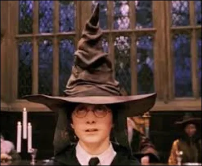 Comment se nomme ce chapeau magique dans la saga "Harry Potter" ?