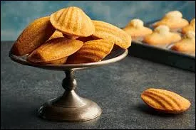 La madeleine rend hommage &agrave; une cuisini&egrave;re de Commercy pr&eacute;nomm&eacute;e Madeleine Paulmier, qui v&eacute;cut au XVIIIe si&egrave;cle. Elle inventa cette recette &agrave; la suite d�une dispute entre le cuisinier et l�intendant du ch&acirc;teau de Commercy. Le souverain, ne pouvant terminer son repas sans dessert, elle confectionna cette p&acirc;tisserie &agrave; la h&acirc;te. Qui &eacute;tait alors le souverain de l�&eacute;poque ?