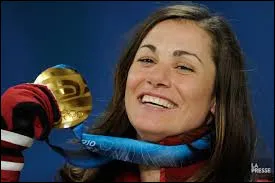 De quelle origine est la snowboardeuse Ma&euml;lle Ricker, qui remporta la m&eacute;daille d'or aux Jeux olympiques de Vancouver de 2010 ?