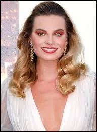 Pour quel film l�actrice et productrice australienne Margot Robbie a-t-elle remport&eacute; un Golden Globe en 2024 dans la cat&eacute;gorie de la meilleure r&eacute;ussite cin&eacute;matographique au box-office ?