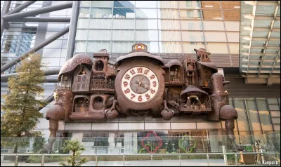 Quoi de mieux que de lire l'heure sur la Nittere Ohdokei, une horloge g&eacute;ante qui rend hommage &agrave; l'atmosph&egrave;re onirique des films d'animation du Studio Ghibli et au g&eacute;nie de Hayao Miyazaki. O&ugrave; suis-je ?