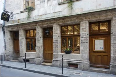 Voil&agrave; la maison de Nicolas Flamel, le mythique alchimiste qui aurait r&eacute;ussi, dans la qu&ecirc;te de la pierre philosophale, &agrave; transmuter les m&eacute;taux en or. Sa maison est toujours debout depuis sa construction aux alentours de l'an 1397. O&ugrave; suis-je ?