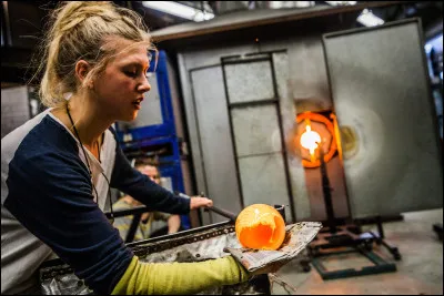 Le verre est-il un liquide qui coule tr&egrave;s lentement ?
