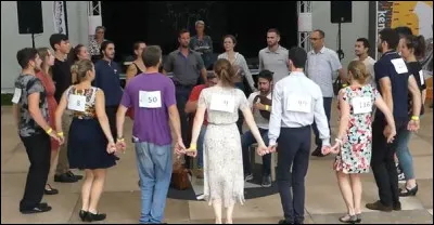 Quelle est cette danse bretonne en ronde consistant &agrave; des petits pas lat&eacute;raux sautill&eacute;s ?