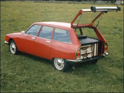 Quelle auto fran&ccedil;aise offrait un large coffre au plancher plat ?