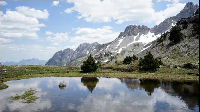 Quels groupes de musique sont connus au Pays basque (ils sont basques et chantent dans la langue) ?