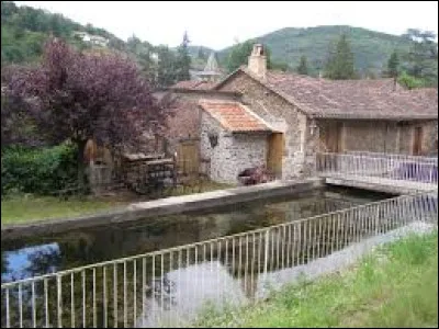 Notre promenade prend fin &agrave; l'ancien moulin de Viviez. Village occitan, dans l'arrondissement de Villefranche-de-Rouergue, il se situe dans le d&eacute;partement ...
