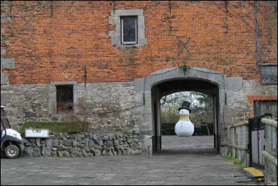 Si vous passez sous ce porche et que vous tournez &agrave; droite, quel b&acirc;timent aurez-vous ensuite face &agrave; vous, au bout du chemin ?