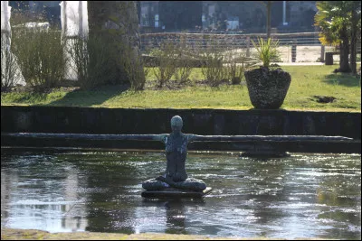 Quel b&acirc;timent peut-on apercevoir derri&egrave;re ce bassin ?