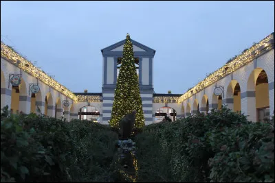 Bouclons notre "tour du monde" et rendez-vous &agrave; la sortie du parc. Avant de rentrer, vous vprendriez bien une derni&egrave;re gourmandise : gaufre, boisson, sandwich pour les plus raisonnables, ... Apr&egrave;s la Galerie des Mondes (partie couverte), trouverez-vous de quoi manger et boire sur votre gauche, ou sur votre droite ?