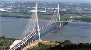 Quelle est la longueur du pont de Normandie ?