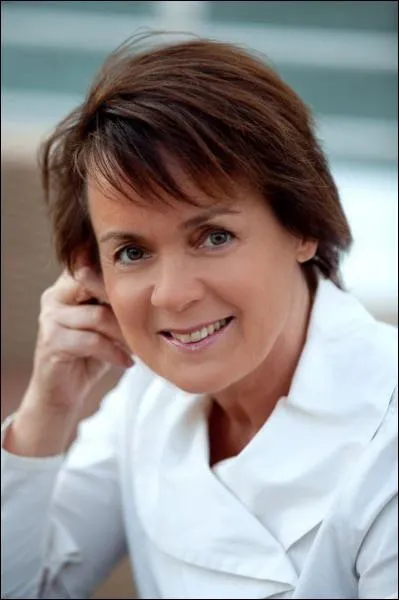 Animatrice 'arrangeuse de coups ' avec l'mission 'Tournez mange', c'est ... .