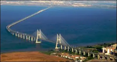 Quelle ville est bord&eacute;e par la mer de Paille ?