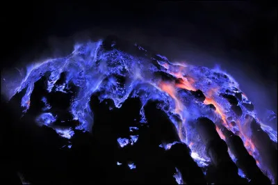 En Indon&eacute;sie, un volcan crache de la lave bleue...