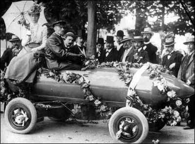 En 1899, quelle voiture &eacute;lectrique a &eacute;t&eacute; le premier v&eacute;hicule &agrave; d&eacute;passer les 100 km/h ?