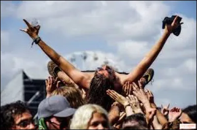 Que d&eacute;signe le &laquo; mosh pit &raquo; dans un concert de m&eacute;tal ?